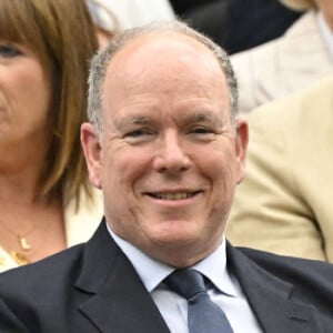 Le prince Albert de Monaco ne passe pas inaperçu à Wimbledon
 
Madame Melanie Antoinette de Massy president du Monte Carlo Country Club, SAS Prince ALbert II de Monaco et Sir Lenny Henry dans la Royal Box au tournoi de Wimbledon à Londres, Royaume Uni. © Chryslene Caillaud/Panoramic/Bestimage