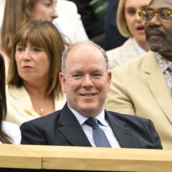 Le prince Albert de Monaco ne passe pas inaperçu à Wimbledon
 
Madame Melanie Antoinette de Massy president du Monte Carlo Country Club, SAS Prince ALbert II de Monaco et Sir Lenny Henry dans la Royal Box au tournoi de Wimbledon à Londres, Royaume Uni. © Chryslene Caillaud/Panoramic/Bestimage