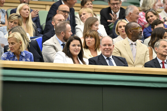 Le prince souverain s'est rendu à Wimbledon ce lundi 8 juillet
 
Madame Melanie Antoinette de Massy president du Monte Carlo Country Club, SAS Prince ALbert II de Monaco et Sir Lenny Henry dans la Royal Box au tournoi de Wimbledon à Londres, Royaume Uni, le 8 juillet 2024. © Chryslene Caillaud/Panoramic/Bestimage