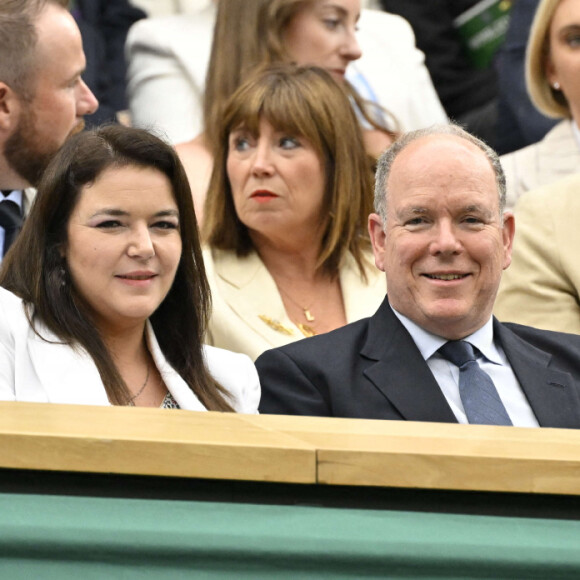 Le prince souverain s'est rendu à Wimbledon ce lundi 8 juillet
 
Madame Melanie Antoinette de Massy president du Monte Carlo Country Club, SAS Prince ALbert II de Monaco et Sir Lenny Henry dans la Royal Box au tournoi de Wimbledon à Londres, Royaume Uni, le 8 juillet 2024. © Chryslene Caillaud/Panoramic/Bestimage