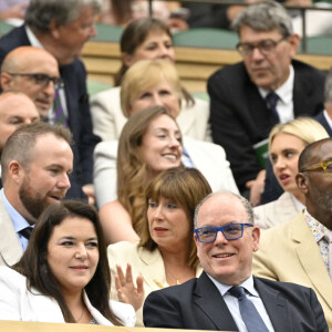 Mélanie Antoinette de Massy, présidente du Monte Carlo Country Club était à ses côtés
 
Madame Melanie Antoinette de Massy president du Monte Carlo Country Club, SAS Prince ALbert II de Monaco, Sir Lenny Henry et Lisa Makin dans la Royal Box au tournoi de Wimbledon à Londres, Royaume Uni, le 8 juillet 2024. © Chryslene Caillaud/Panoramic/Bestimage