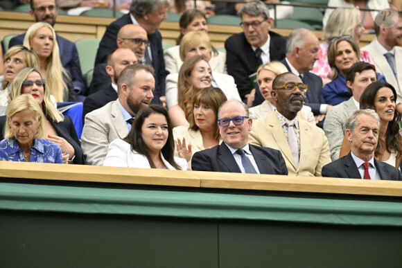 Mélanie Antoinette de Massy, présidente du Monte Carlo Country Club était à ses côtés
 
Madame Melanie Antoinette de Massy president du Monte Carlo Country Club, SAS Prince ALbert II de Monaco, Sir Lenny Henry et Lisa Makin dans la Royal Box au tournoi de Wimbledon à Londres, Royaume Uni, le 8 juillet 2024. © Chryslene Caillaud/Panoramic/Bestimage