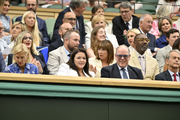 Une paire de lunettes colorée qui a fait son petit effet
 
Madame Melanie Antoinette de Massy president du Monte Carlo Country Club, SAS Prince ALbert II de Monaco et Sir Lenny Henry dans la Royal Box au tournoi de Wimbledon à Londres, Royaume Uni, le 8 juillet 2024. © Chryslene Caillaud/Panoramic/Bestimage