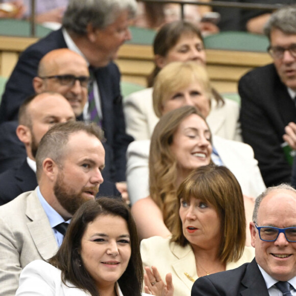 Une paire de lunettes colorée qui a fait son petit effet
 
Madame Melanie Antoinette de Massy president du Monte Carlo Country Club, SAS Prince ALbert II de Monaco et Sir Lenny Henry dans la Royal Box au tournoi de Wimbledon à Londres, Royaume Uni, le 8 juillet 2024. © Chryslene Caillaud/Panoramic/Bestimage