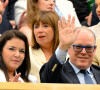 Le prince Albert de Monaco s'est présenté avec une paire de lunettes teintées aux contours bleus
 
Madame Melanie Antoinette de Massy president du Monte Carlo Country Club, SAS Prince ALbert II de Monaco et Sir Lenny Henry dans la Royal Box au tournoi de Wimbledon à Londres, Royaume Uni, le 8 juillet 2024. © Chryslene Caillaud/Panoramic/Bestimage