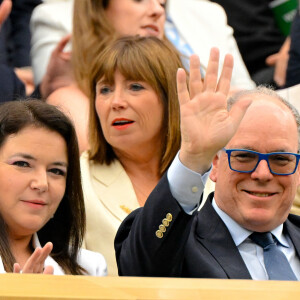 Le prince Albert de Monaco s'est présenté avec une paire de lunettes teintées aux contours bleus
 
Madame Melanie Antoinette de Massy president du Monte Carlo Country Club, SAS Prince ALbert II de Monaco et Sir Lenny Henry dans la Royal Box au tournoi de Wimbledon à Londres, Royaume Uni, le 8 juillet 2024. © Chryslene Caillaud/Panoramic/Bestimage