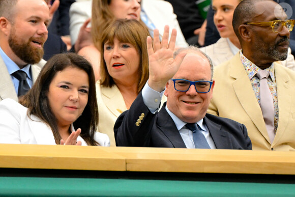 Le prince Albert de Monaco s'est présenté avec une paire de lunettes teintées aux contours bleus
 
Madame Melanie Antoinette de Massy president du Monte Carlo Country Club, SAS Prince ALbert II de Monaco et Sir Lenny Henry dans la Royal Box au tournoi de Wimbledon à Londres, Royaume Uni, le 8 juillet 2024. © Chryslene Caillaud/Panoramic/Bestimage