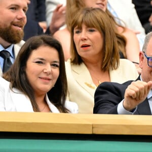 Albert de Monaco n'était pas tout seul pour l'occasion 
 
Madame Melanie Antoinette de Massy president du Monte Carlo Country Club, SAS Prince ALbert II de Monaco et Sir Lenny Henry dans la Royal Box au tournoi de Wimbledon à Londres, Royaume Uni, le 8 juillet 2024. © Chryslene Caillaud/Panoramic/Bestimage