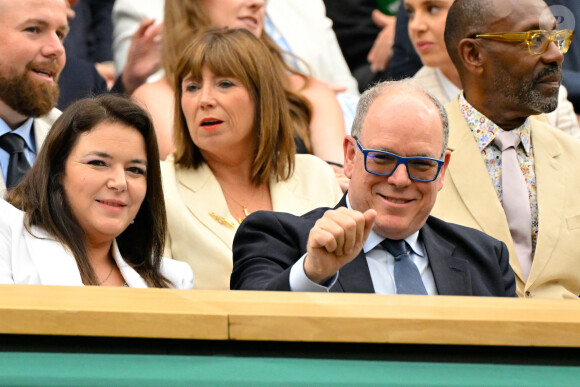 Albert de Monaco n'était pas tout seul pour l'occasion 
 
Madame Melanie Antoinette de Massy president du Monte Carlo Country Club, SAS Prince ALbert II de Monaco et Sir Lenny Henry dans la Royal Box au tournoi de Wimbledon à Londres, Royaume Uni, le 8 juillet 2024. © Chryslene Caillaud/Panoramic/Bestimage