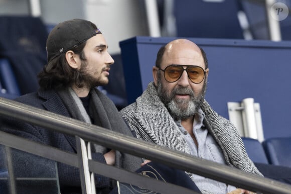 Kad Merad et son fils Kalil - People dans les tribunes du match de Ligue 1 Uber Eats "PSG-Rennes" (1-1) au Parc des Princes à Paris le 25 février 2023. © Cyril Moreau/Bestimage