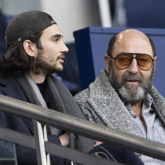 Kad Merad et son fils Kalil - People dans les tribunes du match de Ligue 1 Uber Eats "PSG-Rennes" (1-1) au Parc des Princes à Paris le 25 février 2023. © Cyril Moreau/Bestimage