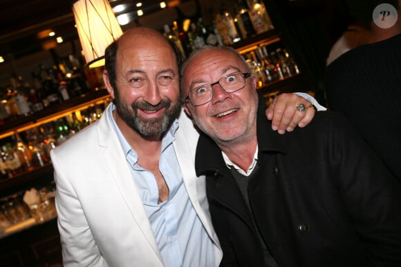 Le comédien a commencé à se faire connaître à la télévision avec son acolyte Olivier Baroux
Kad et Olivier (Kad Merad et Olivier Baroux) - Emmanuelle Cosso Merad organise un showcase et une dédicace pour la sortie de son livre "J'ai rencontré quelqu'un", à l'hôtel Belmont dans le 16ème arrondissement à Paris, le 13 mai 2014.