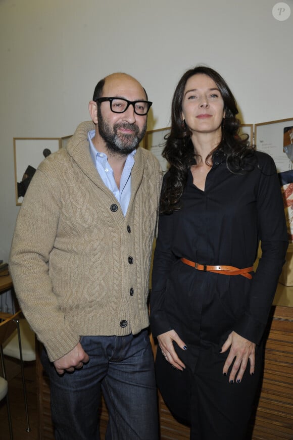 Le fils de l'acteur est issu de sa relation avec son ex-femme Emmanuelle Cosso
Kad Merad et sa femme Emmanuelle Cosso Merad - Vernissage de l'exposition d'Emmanuelle Cosso Merad et de Pierre-Marie Brisson a l'Atelier-galerie Clot a Paris le 6 Decembre 2012.