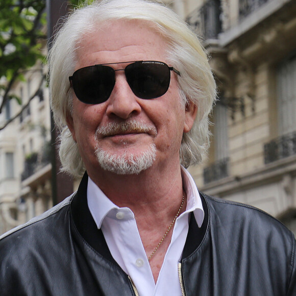 Il a été victime d'une mauvaise blague.
Patrick Sébastien - Les participants de l'émission "Les Grosses Têtes" à la sortie des studios RTL à Paris. Le 27 avril 2023 © Jonathan Rebboah / Panoramic / Bestimage 