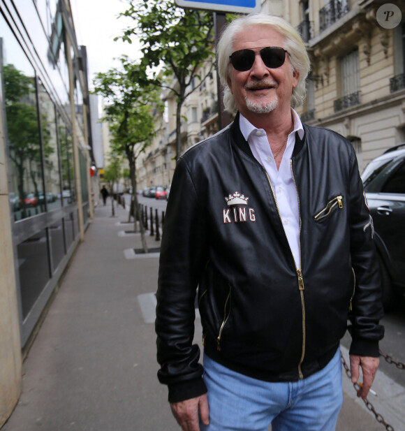 Et au passage pousser un coup de gueule.
Patrick Sébastien - Les participants de l'émission "Les Grosses Têtes" à la sortie des studios RTL à Paris. Le 27 avril 2023 © Jonathan Rebboah / Panoramic / Bestimage