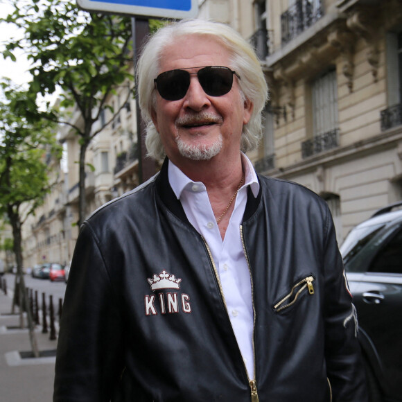 Et au passage pousser un coup de gueule.
Patrick Sébastien - Les participants de l'émission "Les Grosses Têtes" à la sortie des studios RTL à Paris. Le 27 avril 2023 © Jonathan Rebboah / Panoramic / Bestimage
