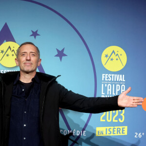 Gad Elmaleh au photocall de la cérémonie d'ouverture du 26ème festival international du film de comédie de l'Alpe d'Huez le 16 janvier 2023.