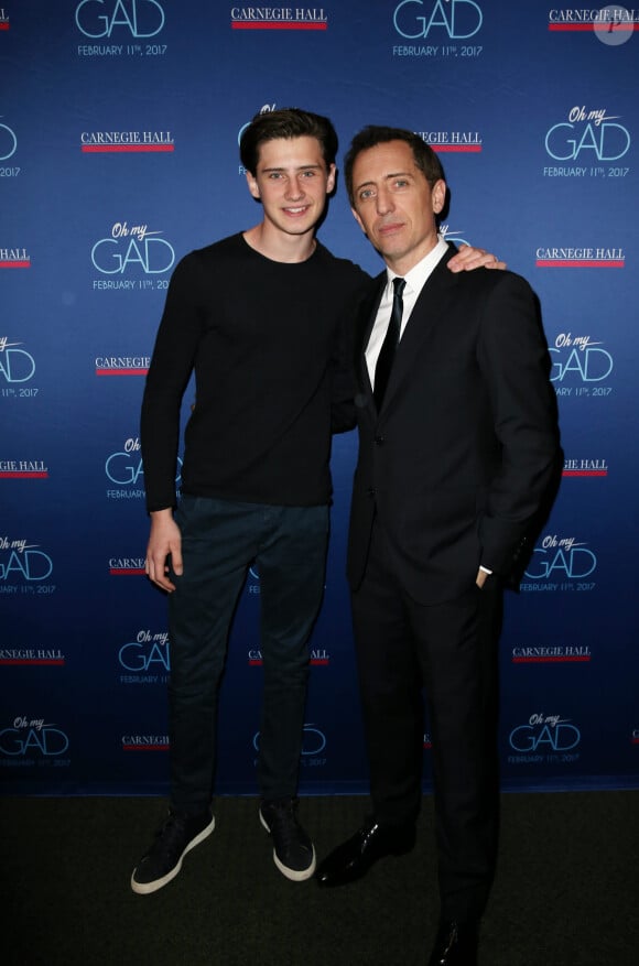 L'humoriste prend depuis ce rôle très à coeur et a confié que "l'amour est inconditionnel" et que "c'est une joie inattendue".
Exclusif - Gad Elmaleh avec son fils Noé lors du photocall du spectacle de Gad Elmaleh "Oh My Gad" au "Carnegie Hall" à New York, le 11 février 2017. © Dominique Jacovides/Bestimage