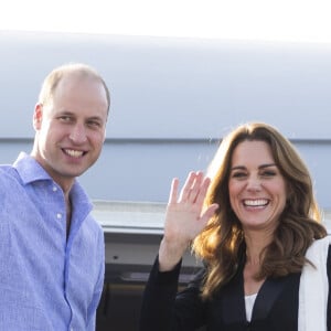 Kate Catherine Middleton, duchesse de Cambridge, et le prince William, duc de Cambridge, au départ de l'aéroport d'Islamabad, après leur voyage officiel de cinq jours au Pakistan. Le 18 octobre 2019 