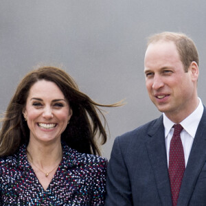 Le prince William, duc de Cambridge et Catherine Kate Middleton, duchesse de Cambridge rencontrent des jeunes fans de rugby sur le parvis des droits de l'homme au Trocadéro à Paris le 18 mars 2017. 