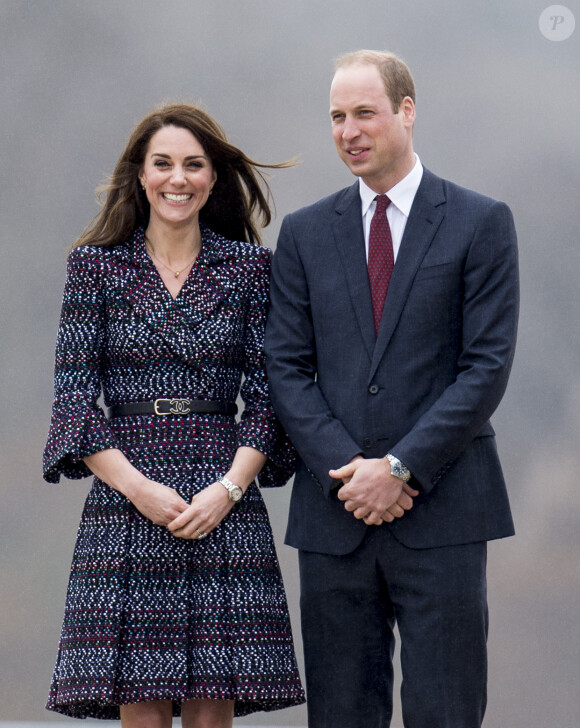 Le prince William, duc de Cambridge et Catherine Kate Middleton, duchesse de Cambridge rencontrent des jeunes fans de rugby sur le parvis des droits de l'homme au Trocadéro à Paris le 18 mars 2017. 