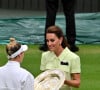 Voilà la question que tout le monde se pose, sa présence étant devenue une tradition pour remettre les trophées aux grands vainqueurs
Marketa Vondrousova et Catherine (Kate) Middleton, princesse de Galles, lors de la finale femme du tournoi de Wimbledon 2023 à Londres, le 15 juillet 2023. 