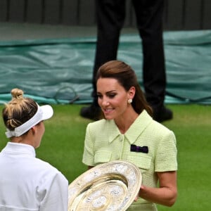 Voilà la question que tout le monde se pose, sa présence étant devenue une tradition pour remettre les trophées aux grands vainqueurs
Marketa Vondrousova et Catherine (Kate) Middleton, princesse de Galles, lors de la finale femme du tournoi de Wimbledon 2023 à Londres, le 15 juillet 2023. 