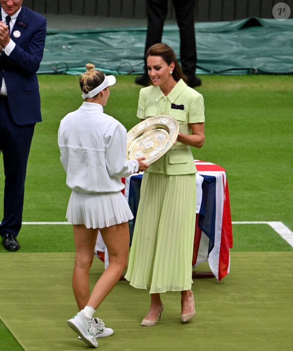 Voilà la question que tout le monde se pose, sa présence étant devenue une tradition pour remettre les trophées aux grands vainqueurs
Marketa Vondrousova et Catherine (Kate) Middleton, princesse de Galles, lors de la finale femme du tournoi de Wimbledon 2023 à Londres, le 15 juillet 2023. 