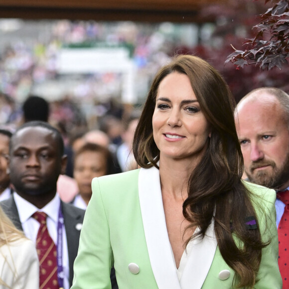 "Il n'y a aucune chance qu'il laisse Kate dans une situation qu'elle ne peut pas gérer. Il est très protecteur. [...] C'est lui qui a le dernier mot" a affirmé Paul Burrell, ex-majordome de la royauté à Closer
Catherine (Kate) Middleton, princesse de Galles dans les tribunes lors du tournoi de Wimbledon 2023 au All England Lawn Tennis and Croquet Club de Londres, Royaume Uni, le 4 juillet 2023. 