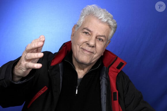 Jean-Claude Bourret pose lors d'une séance de portraits à Paris, France, le 16 janvier 2024. Photo par VIM/ABACAPRESS.COM