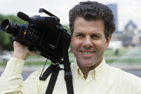 ...est aussi un homme qui a inventé de nouveaux concepts télévisuels.En France, à Paris, portrait de Jean-Claude Bourret le 10 juin 1985.