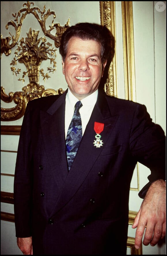 Décoré de la légion d'honneur, il a notamment fini avec le grade de colonel.Jean-Claude Bourret reçoit la Légion d'honneur à Paris.