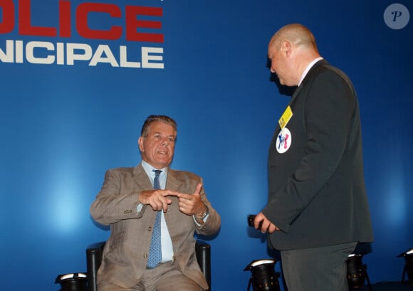 Mais parallèlement à sa carrière, il avait une deuxième activité au sein de la gendarmerie...Jean-Claude Bourret (L) accueille la première réunion nationale de la police municipale française au centre de conférence Acropolis à Nice, dans le sud de la France, le 16 juin 2011. Photo par Pixel Presse/ABACAPRESS.COM