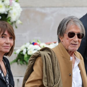 "Sylvie a fait venir les pompiers. Sinon, je serais resté crever", poursuit-il
 
Jacques Dutronc et sa compagne Sylvie Duval - Sortie des obsèques de l'auteure-compositrice-interprète et actrice française Françoise Hardy au crématorium du cimetière du Père-Lachaise à Paris, France, le 20 juin 2024. © Jacovides-Moreau/Bestimage