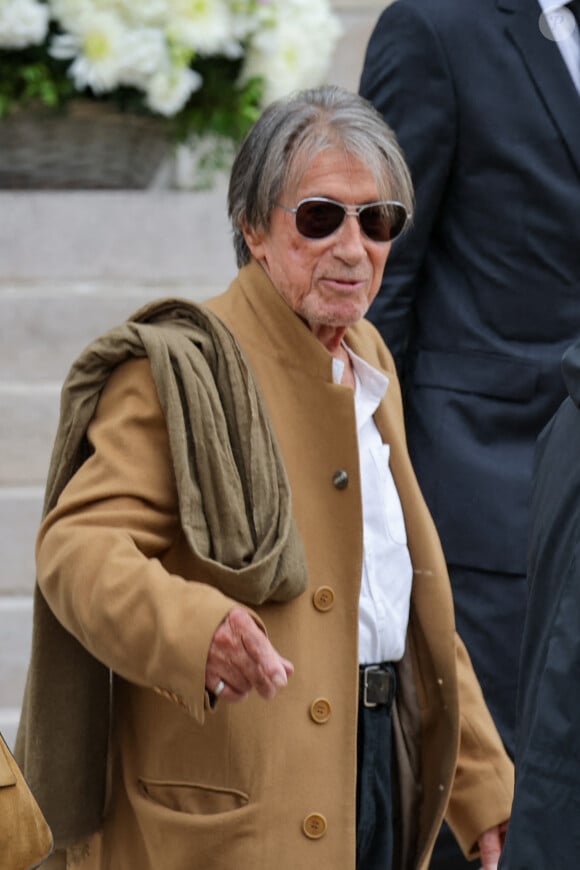 Jacques Dutronc et sa compagne Sylvie Duval - Sortie des obsèques de l'auteure-compositrice-interprète et actrice française Françoise Hardy au crématorium du cimetière du Père-Lachaise à Paris, France, le 20 juin 2024. © Jacovides-Moreau/Bestimage