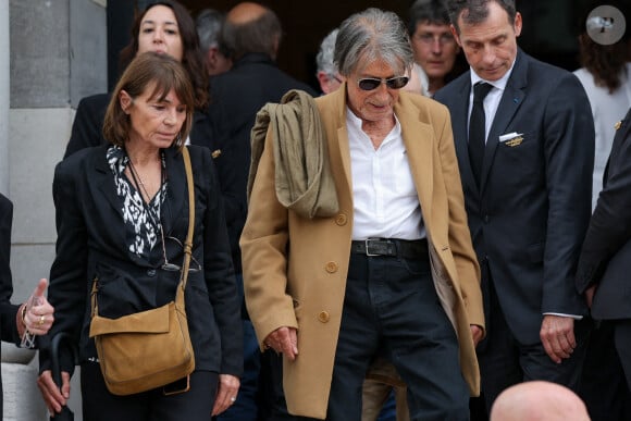 Jacques Dutronc et sa compagne Sylvie Duval - Sortie des obsèques de l'auteure-compositrice-interprète et actrice française Françoise Hardy au crématorium du cimetière du Père-Lachaise à Paris, France, le 20 juin 2024. © Jacovides-Moreau/Bestimage