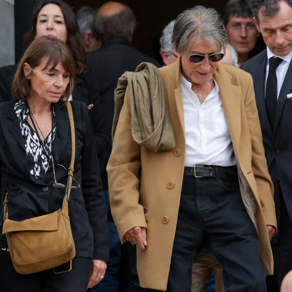 Jacques Dutronc et sa compagne Sylvie Duval - Sortie des obsèques de l'auteure-compositrice-interprète et actrice française Françoise Hardy au crématorium du cimetière du Père-Lachaise à Paris, France, le 20 juin 2024. © Jacovides-Moreau/Bestimage