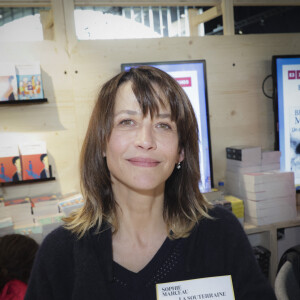 "Sophie, c'est vraiment la famille et le fait de fuir toute la faune parisienne. C'est une femme qui sait se préserver" poursuit-il
Sophie Marceau, pour la promotion de son livre "La Souterraine" publié chez Seghers au Festival du Livre de Paris 2023 au Grand Palais Éphémère - Paris le 22/04/2023 - © Jack Tribeca / Bestimage 