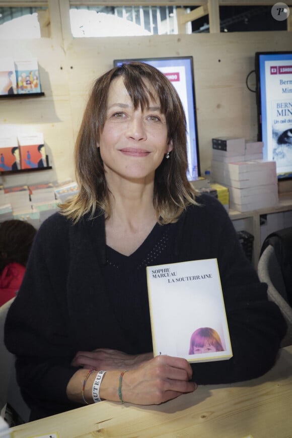 "Sophie, c'est vraiment la famille et le fait de fuir toute la faune parisienne. C'est une femme qui sait se préserver" poursuit-il
Sophie Marceau, pour la promotion de son livre "La Souterraine" publié chez Seghers au Festival du Livre de Paris 2023 au Grand Palais Éphémère - Paris le 22/04/2023 - © Jack Tribeca / Bestimage 