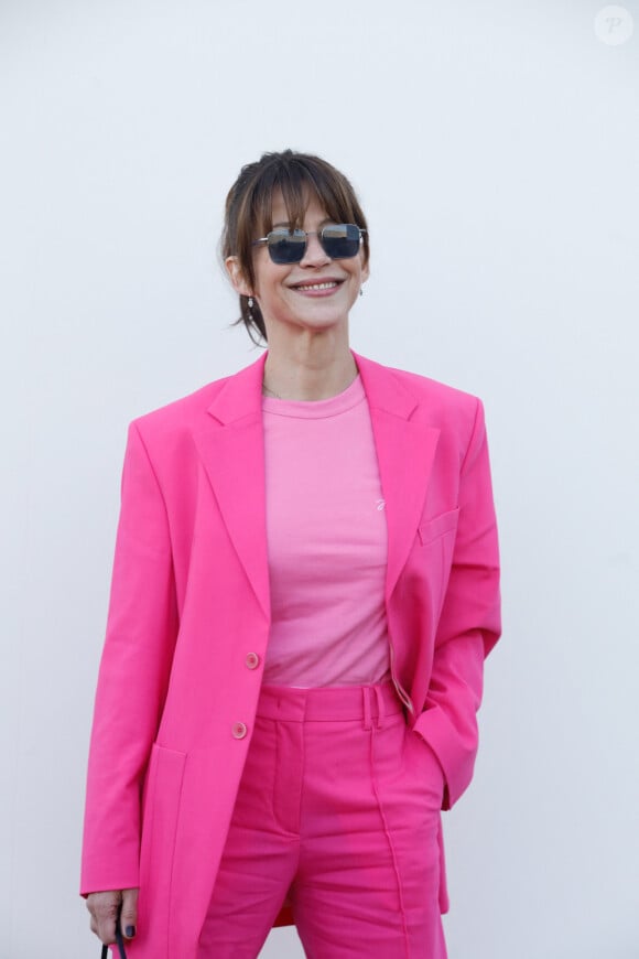 Sophie Marceau - Les célébrités au photocall du défilé Jacquemus pour la présentatation de la toute dernière collection "Le Raphia" au Bourget, Seine-Saint-Denis (93), France, le 12 décembre 2022. Habitué à ne pas suivre le calendrier de la Fashion Week de Paris, le designer a présenté sa toute dernière collection "Le Raphia" avec l'une une de ses couleurs favorites : le beige. © Veeren-Clovis/Bestimage 