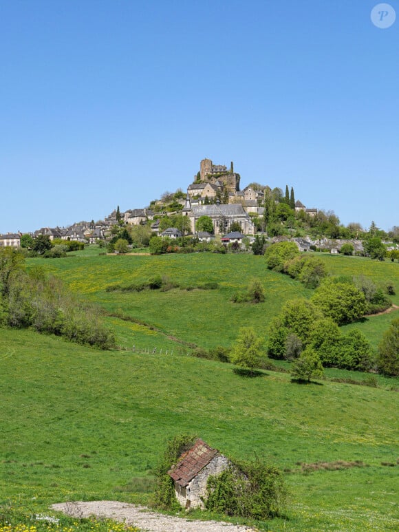 Turenne (19): Village classe parmi les "Plus beaux village de France" perche sur une butte dominant la vallee de la Tourmente. Le chateau est classe Monument Historique depuis 1840, et se situe a la frontiere entre le Lot et la Correze.