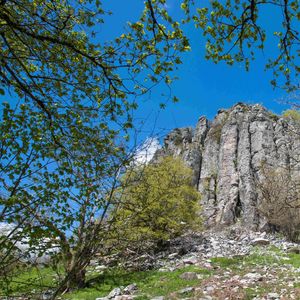 Bort-Les-Orgues (19). Classe ZNIEFF, le site geologique des orgues basaltiques qui doivent leur forme a des coulees volcaniques refroidies - Photo by Dupuy/ANDBZ/ABACAPRESS.COM - phonolite; basalte; cristaux de hauyne; zone naturelle d'interet ecologique; faunistique et floristique; lave; geologie; site touristique; ciel bleu; Biotope; Campagne; Nature; Paysage; Printemps; Rocher; Rochers; Saison; Europe de l'Ouest; Western Europe; France; Bort-les-Orgues; Correze 19; Limousin; Meyrignac L'Eglise; Nouvelle-Aquitaine 