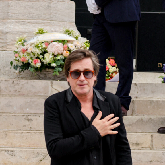 Jean-Marie Périer n'est par ailleurs qu'éloge pour leur fils unique Thomas, qui est un parfait mélange de ses parents
Thomas Dutronc, la main sur le coeur en guise de remerciement envers la foule d'admirateurs venue nombreuse pour rendre un dernier hommage à sa mère - Sortie des obsèques de l'auteure-compositrice-interprète et actrice française Françoise Hardy au crématorium du cimetière du Père-Lachaise à Paris, France, le 20 juin 2024. © Jacovides-Moreau/Bestimage