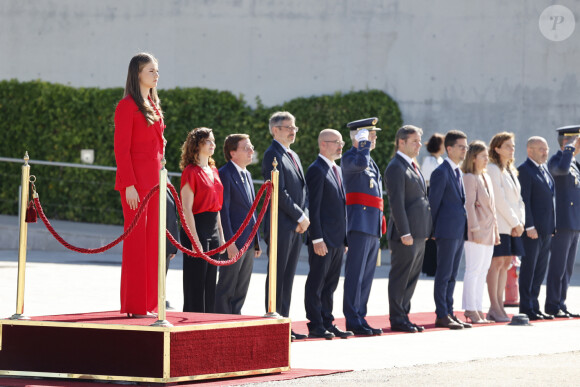 Vêtue d'un tailleur qui faisait fortement penser au style de sa mère, Leonor a rencontré des dirigeants du pays et visité des établissements
La princesse Leonor d'Espagne à son arrivée à l'aéroport de Madrid, à l'occasion de son premier voyage officiel, seule, au Portugal. Le 12 juillet 2024 