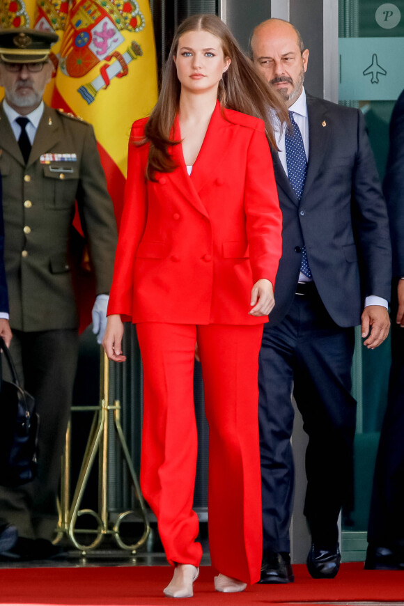 Elle était notamment accompagnée du ministre espagnol des Affaires étrangères et de l'Union Européenne, José Manuel Albares,
La princesse Leonor s'est envolée de l'aéroport Adolfo Suárez Madrid-Barajos pour Lisbonne où elle effectuera sa première visite officielle en solo, à Madrid, Espagne, le 12 juillet 2024. © Dana Press/Bestimage