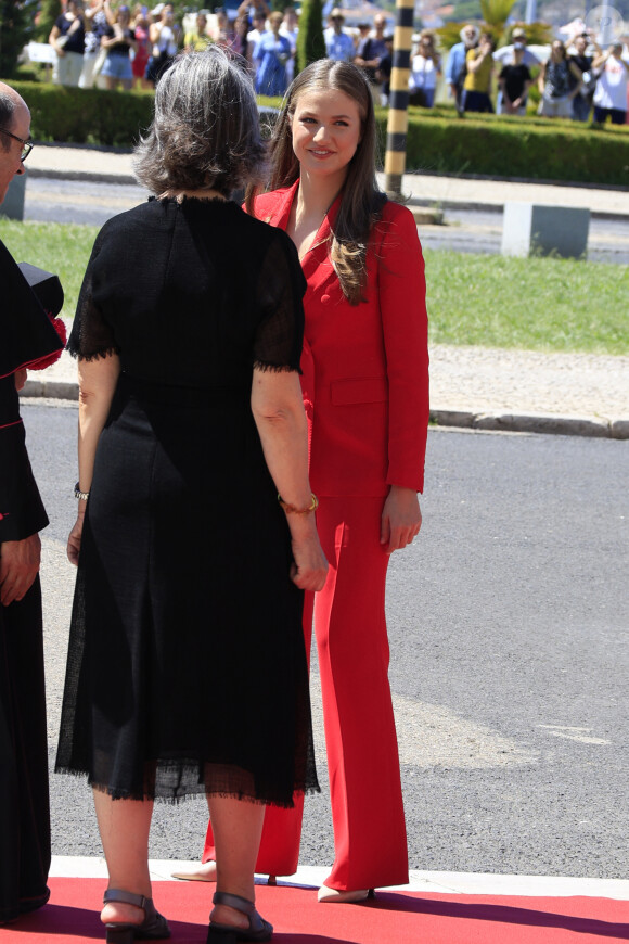 La princesse Leonor à son arrivée au monastère des Hiéronymites à Lisbonne pour sa visite officielle au Portugal, le 12 juillet 2024. © Manuel Pinilla Cruces/Europa Press/Bestimage 