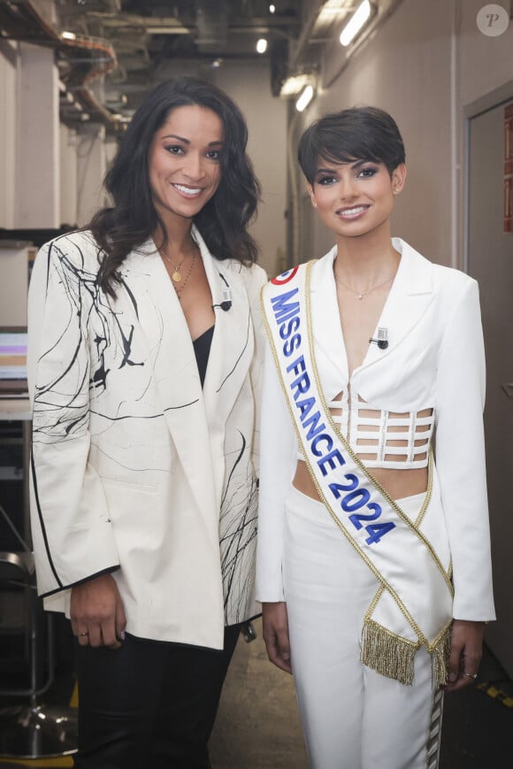 Exclusif - Cindy Fabre, Eve Gilles (Miss France 2024) - Backstage de l'émission TPMP (Touche Pas à Mon Poste) présentée en direct par C.Hanouna et diffusée sur C8 le 19 décembre 2023. © © Jack Tribeca / Bestimage