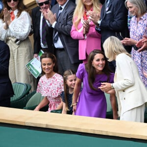 Pippa, Charlotte et Kate ont passé un excellent moment ensemble
Catherine (Kate) Middleton avec la princesse Charlotte et Pippa Middleton dans les tribunes de la finale du tournoi de Wimbledon 2024, le 14 juillet 2024. 