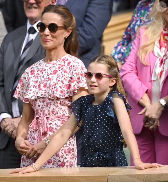Catherine (Kate) Middleton avec la princesse Charlotte et Pippa Middleton dans les tribunes de la finale du tournoi de Wimbledon 2024, le 14 juillet 2024.