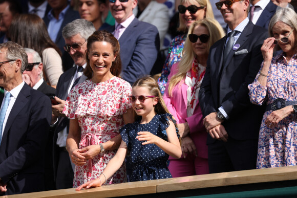 Pippa Middleton était présente avec la princesse Charlotte et Kate Middleton dans les tribunes de Wimbledon
Catherine (Kate) Middleton avec la princesse Charlotte et Pippa Middleton dans les tribunes de la finale du tournoi de Wimbledon